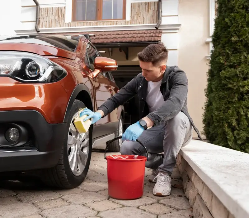 Lavage auto à domicile Saint-Julien-de-l'Escap : professionnel intervenant sur un véhicule
